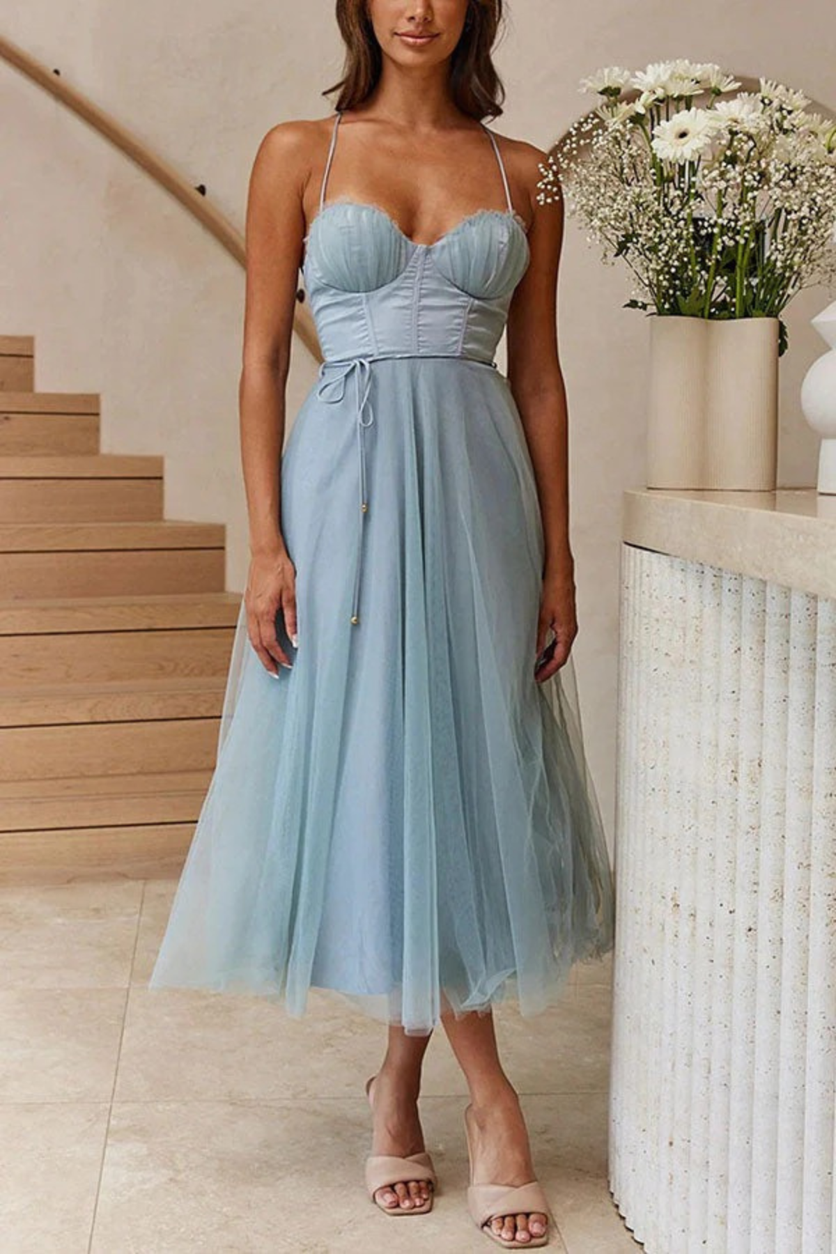 Damen elegantes fließendes Kleid für Hochzeitsgäste mit schmeichelhafter Silhouette und fließendem Schnitt, ideal für feierliche Anlässe.