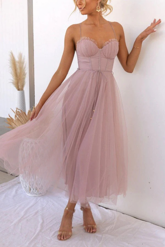 Damen elegantes fließendes Kleid für Hochzeitsgäste mit schmeichelhafter Silhouette und fließendem Schnitt, ideal für feierliche Anlässe.
