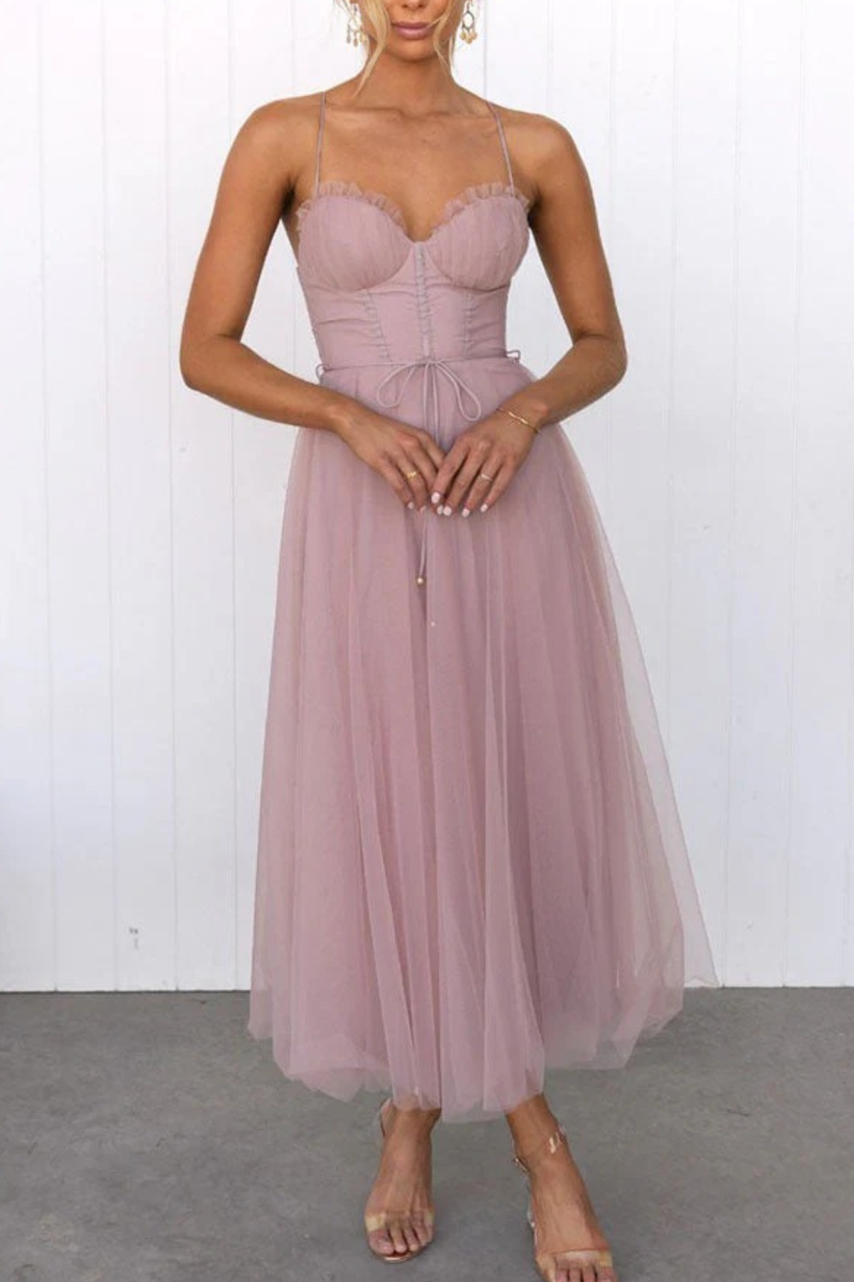 Damen elegantes fließendes Kleid für Hochzeitsgäste mit schmeichelhafter Silhouette und fließendem Schnitt, ideal für feierliche Anlässe.