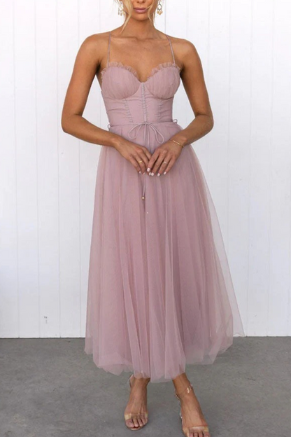 Damen elegantes fließendes Kleid für Hochzeitsgäste mit schmeichelhafter Silhouette und fließendem Schnitt, ideal für feierliche Anlässe.