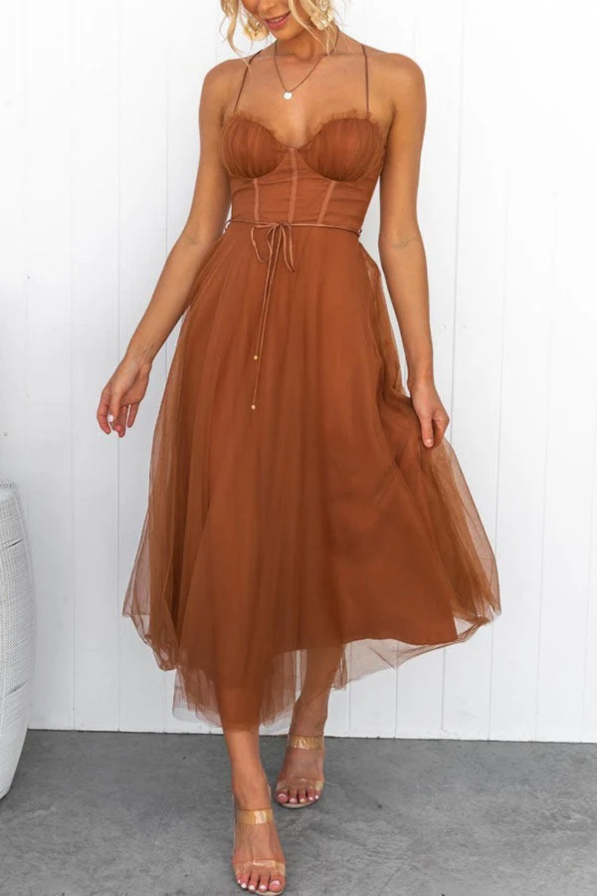 Damen elegantes fließendes Kleid für Hochzeitsgäste mit schmeichelhafter Silhouette und fließendem Schnitt, ideal für feierliche Anlässe.