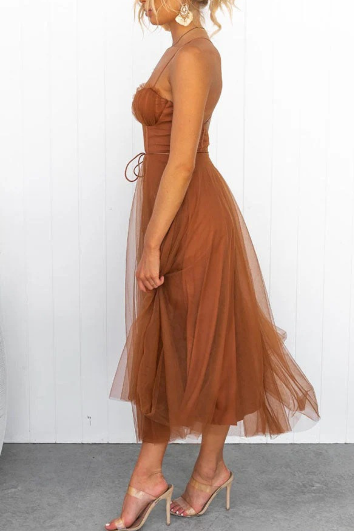 Damen elegantes fließendes Kleid für Hochzeitsgäste mit schmeichelhafter Silhouette und fließendem Schnitt, ideal für feierliche Anlässe.