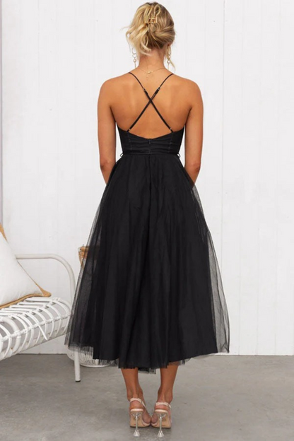 Damen elegantes fließendes Kleid für Hochzeitsgäste mit schmeichelhafter Silhouette und fließendem Schnitt, ideal für feierliche Anlässe.