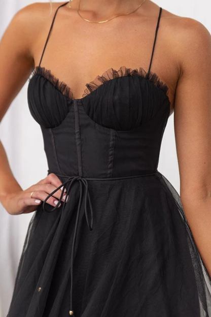 Damen elegantes fließendes Kleid für Hochzeitsgäste mit schmeichelhafter Silhouette und fließendem Schnitt, ideal für feierliche Anlässe.