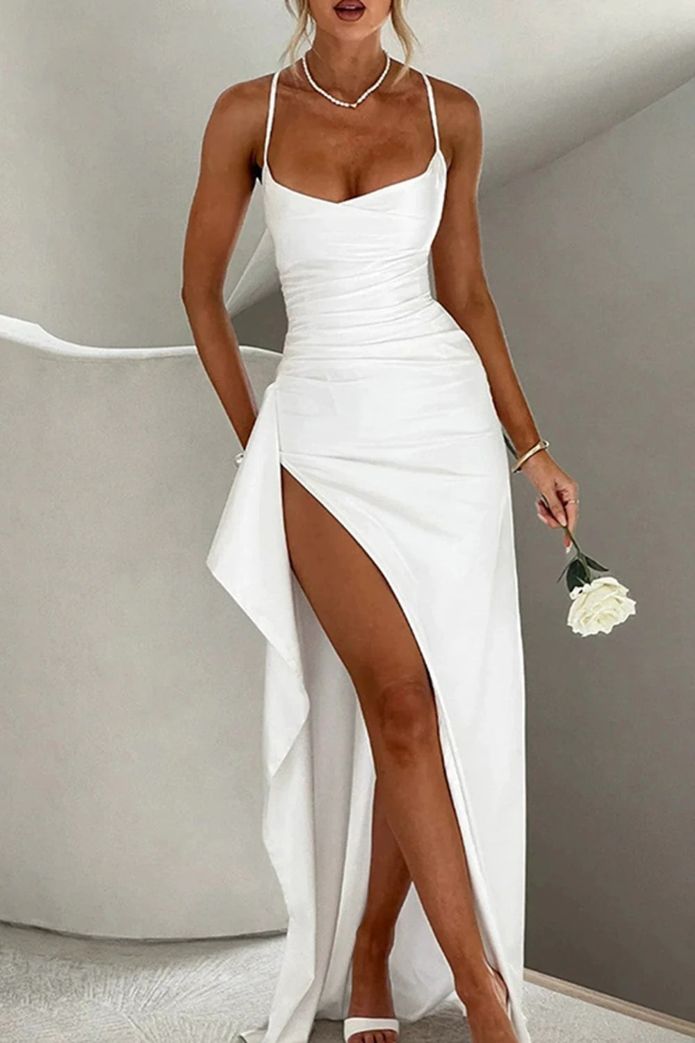 Damen elegantes Kleid für Hochzeitsgäste mit Schlitz, stilvoll und festlich für besondere Anlässe.

