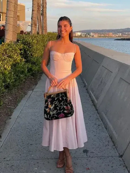 Damen elegantes Sommerkleid mit taillenformendem Schnitt für warme Tage