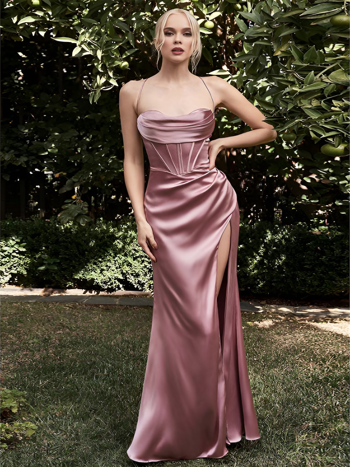 Damen elegantes Vintage-Abendkleid mit zeitlosem Design, perfekt für festliche Anlässe und besondere Auftritte.
