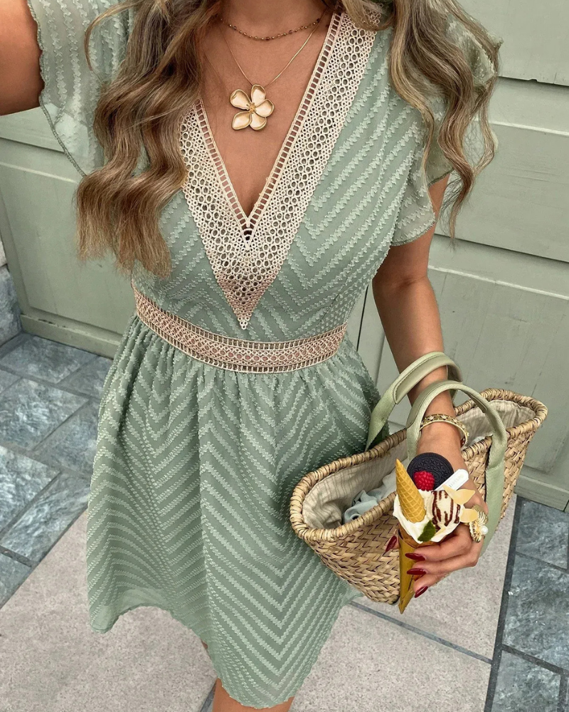  Damen fließendes Sommerkleid in lockerer Passform, ideal für sonnige Tage und sommerliche Anlässe.


