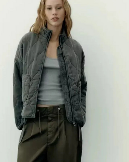 Damen Freizeit Steppjacke in modernem Stil, ideal für Alltag und Freizeit.
