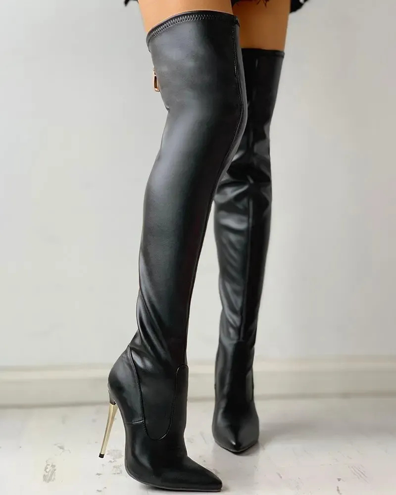 Damen klassische schwarze Overknee-Stiefe mit hohem Schaft, perfekt für elegante und moderne Outfits.