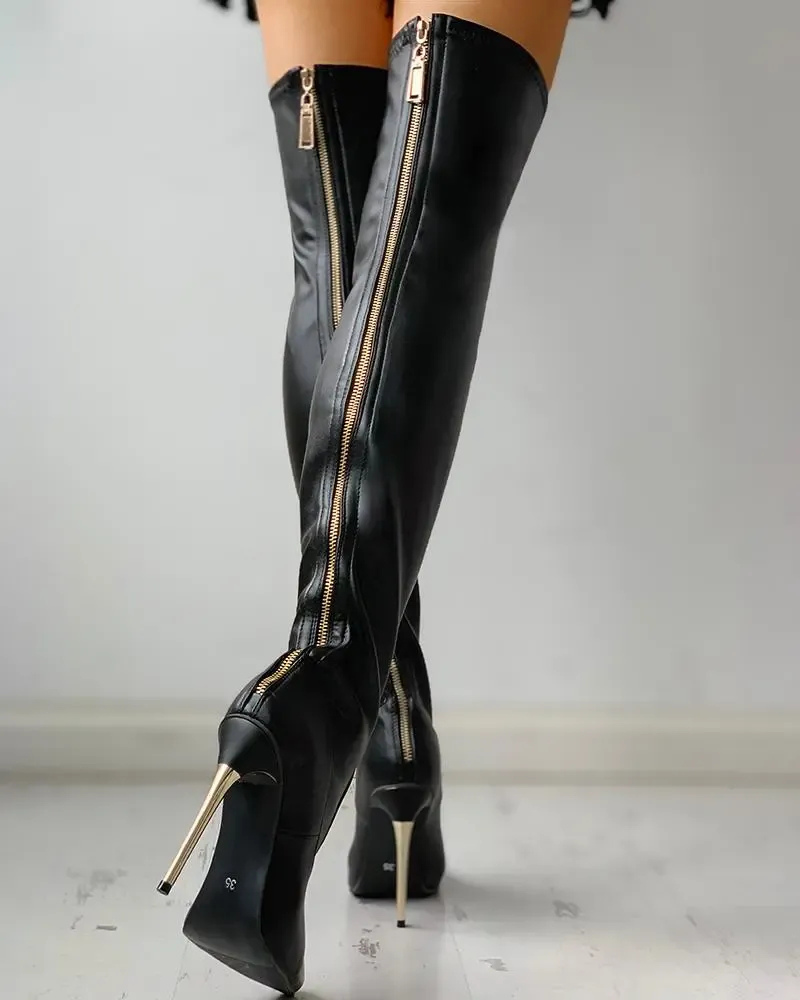 Damen klassische schwarze Overknee-Stiefe mit hohem Schaft, perfekt für elegante und moderne Outfits.