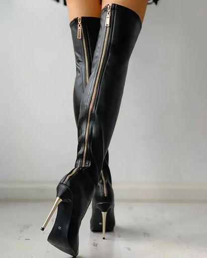 Damen klassische schwarze Overknee-Stiefe mit hohem Schaft, perfekt für elegante und moderne Outfits.