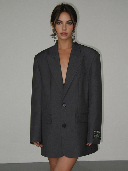 Damen klassischer Oversized-Blazer in legerem Schnitt, perfekt für elegante Alltags- und Business-Looks.