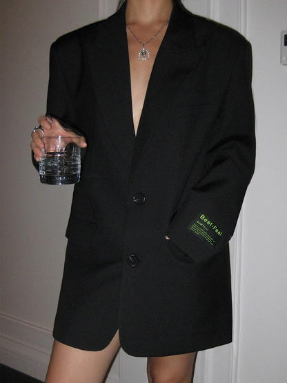 Damen klassischer Oversized-Blazer in legerem Schnitt, perfekt für elegante Alltags- und Business-Looks.