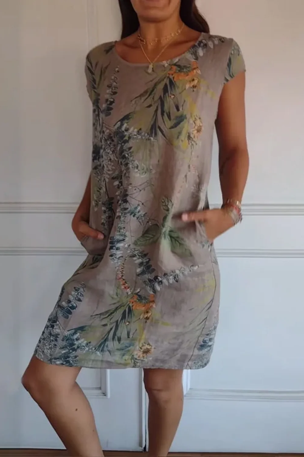  Damen lässiges geblümtes Kleid mit lockerer Passform und Taschen, ideal für sommerliche und entspannte Alltags-Outfits.

