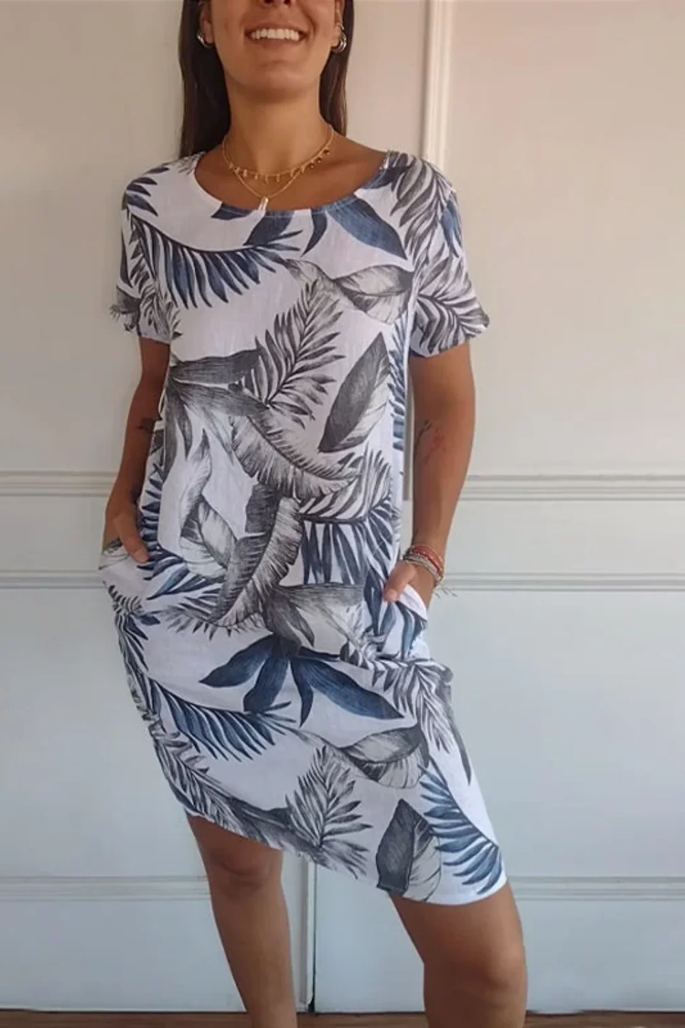  Damen lässiges geblümtes Kleid mit lockerer Passform und Taschen, ideal für sommerliche und entspannte Alltags-Outfits.

