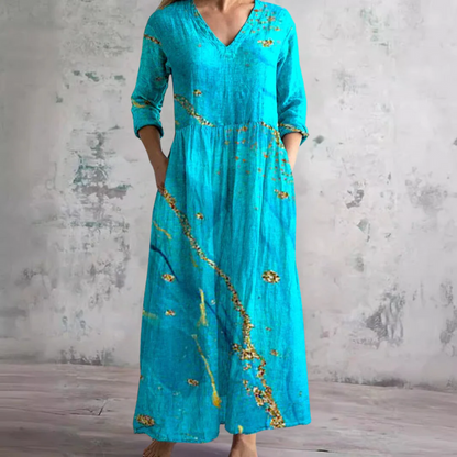 Damen Sommerkleid mit floralen Mustern und langen Ärmeln im Freien getragen