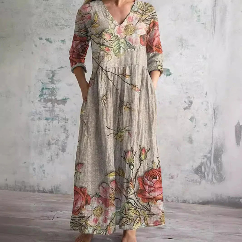 Damen Sommerkleid mit floralen Mustern und langen Ärmeln im Freien getragen