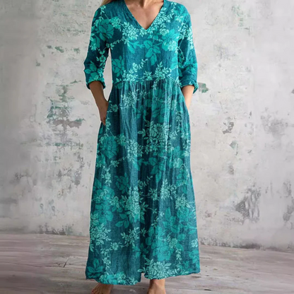 Damen Sommerkleid mit floralen Mustern und langen Ärmeln im Freien getragen