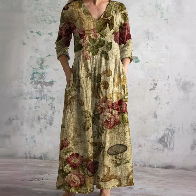 Damen Sommerkleid mit floralen Mustern und langen Ärmeln im Freien getragen