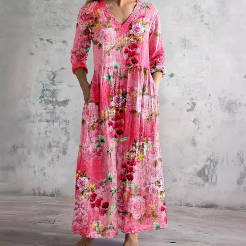 Damen Sommerkleid mit floralen Mustern und langen Ärmeln im Freien getragen