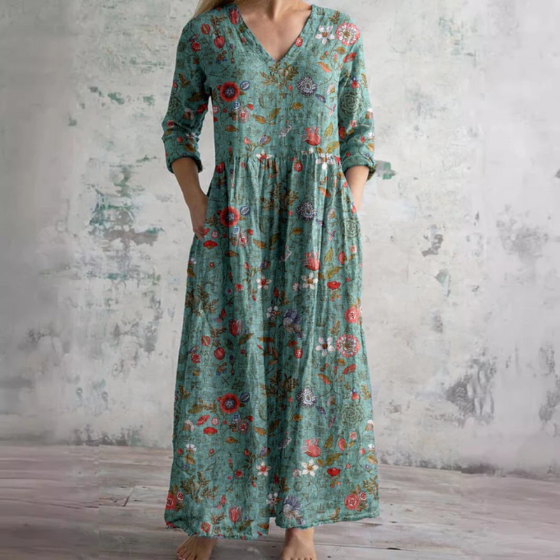 Damen Sommerkleid mit floralen Mustern und langen Ärmeln im Freien getragen
