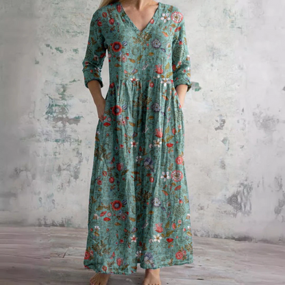 Damen Sommerkleid mit floralen Mustern und langen Ärmeln im Freien getragen
