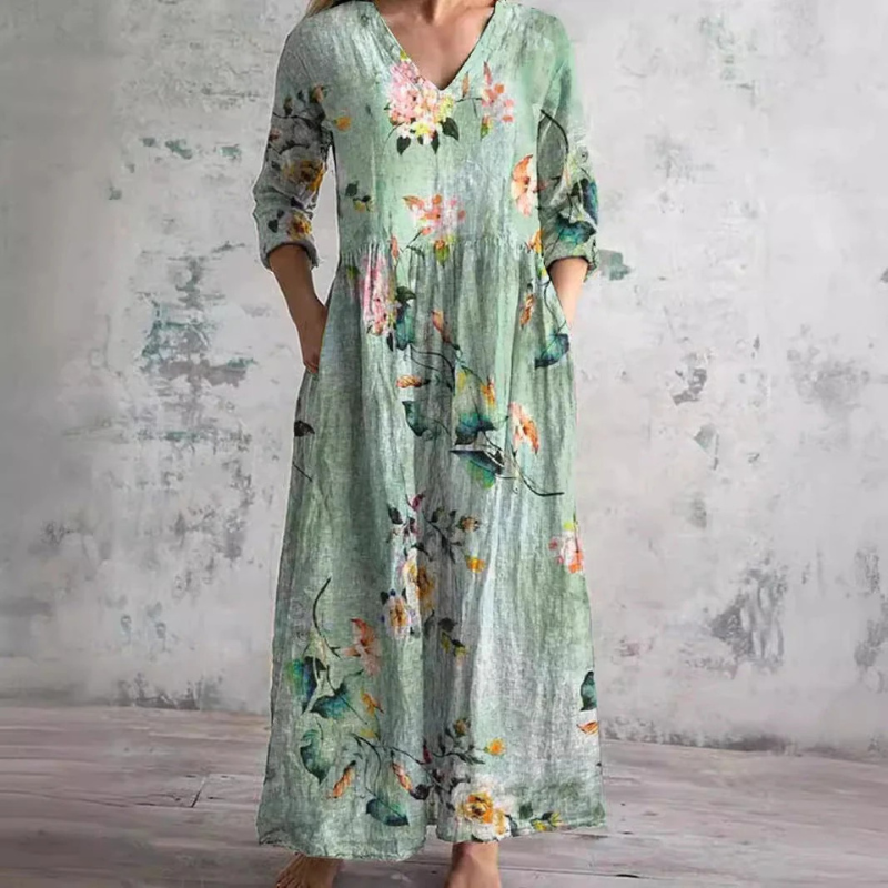 Damen Sommerkleid mit floralen Mustern und langen Ärmeln im Freien getragen