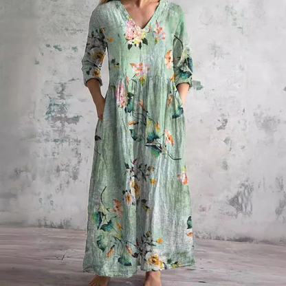 Damen Sommerkleid mit floralen Mustern und langen Ärmeln im Freien getragen