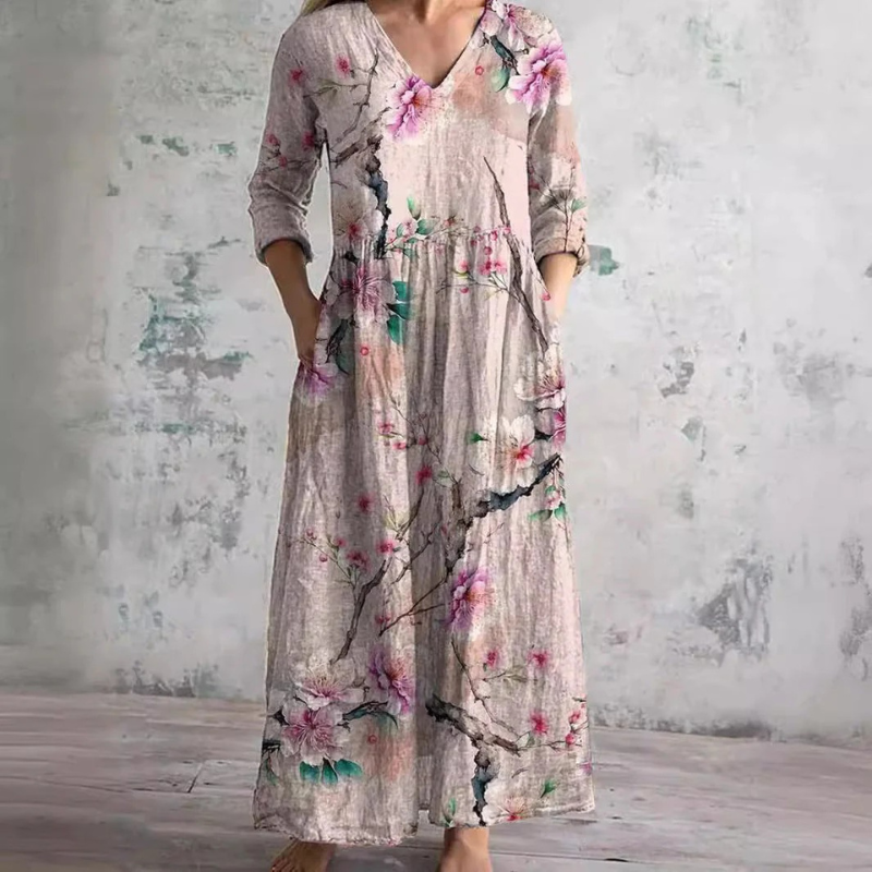 Damen Sommerkleid mit floralen Mustern und langen Ärmeln im Freien getragen