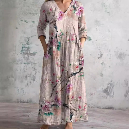 Damen Sommerkleid mit floralen Mustern und langen Ärmeln im Freien getragen