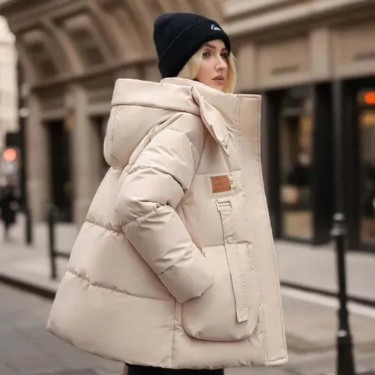 Damen luxuriöse Daunenjacke in elegantem Design, ideal für kalte Tage.