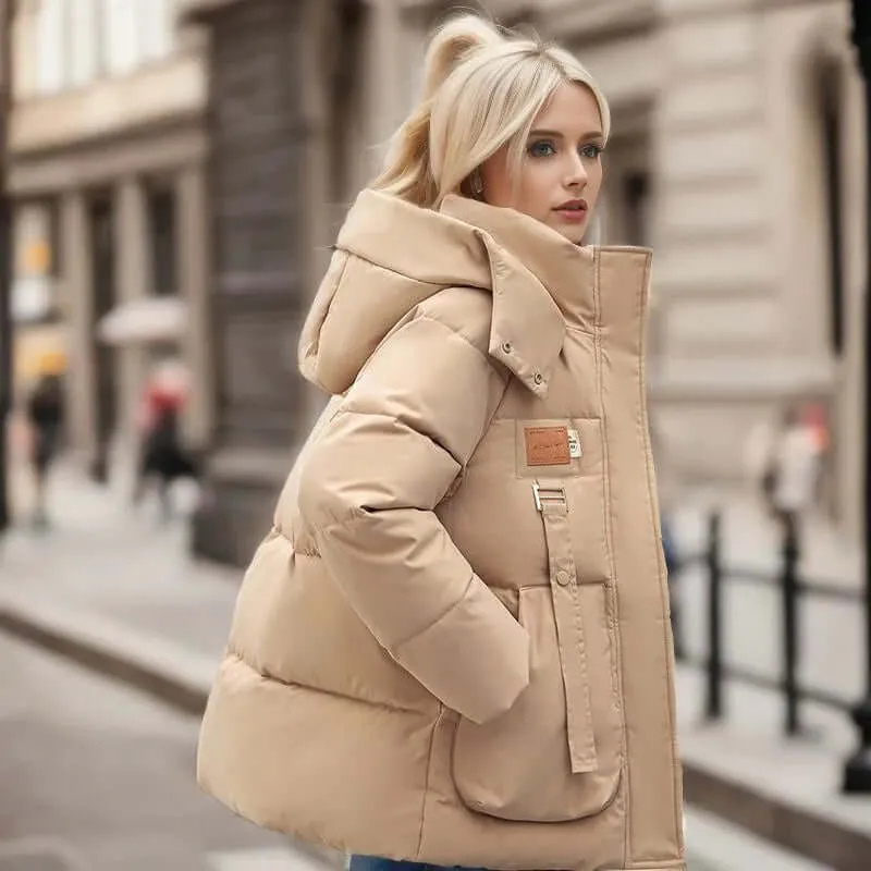 Damen luxuriöse Daunenjacke in elegantem Design, ideal für kalte Tage.