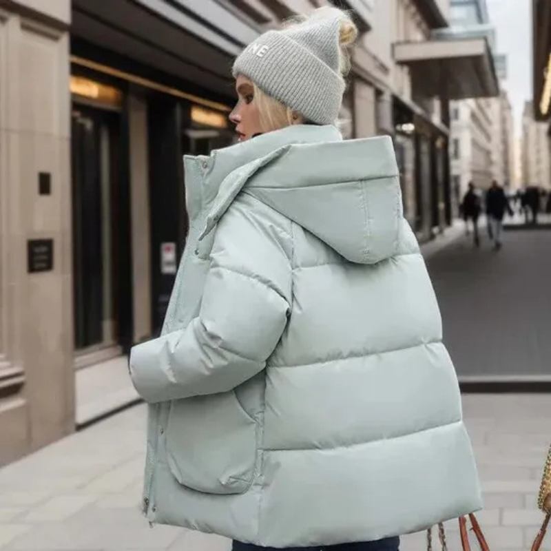 Damen luxuriöse Daunenjacke in elegantem Design, ideal für kalte Tage.