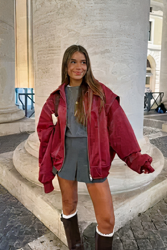 Damen rote oversized Jacke im modernen und markanten Stil