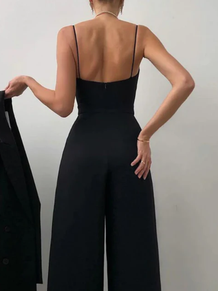 Eleganter Damen Jumpsuit mit weitem Bein für eine anmutige und stilvolle Silhouette.