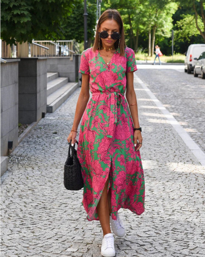 Damen schönes geblümtes Sommerkleid mit lebhaftem Muster für sommerliche Outfits