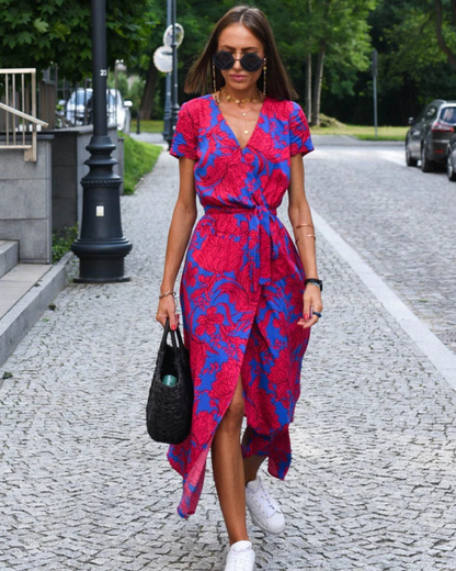 Damen schönes geblümtes Sommerkleid mit lebhaftem Muster für sommerliche Outfits