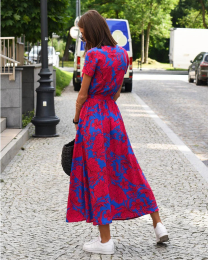 Damen schönes geblümtes Sommerkleid mit lebhaftem Muster für sommerliche Outfits