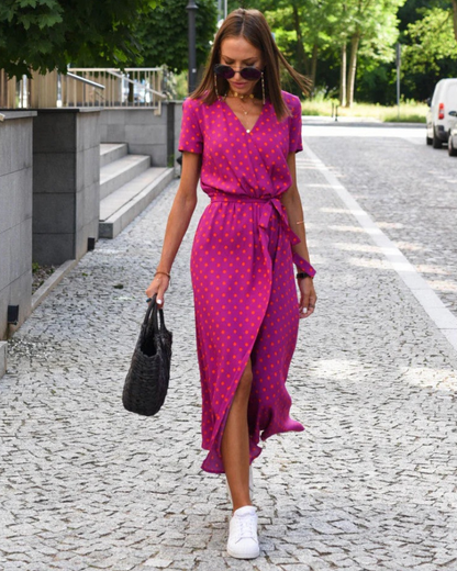 Damen schönes geblümtes Sommerkleid mit lebhaftem Muster für sommerliche Outfits