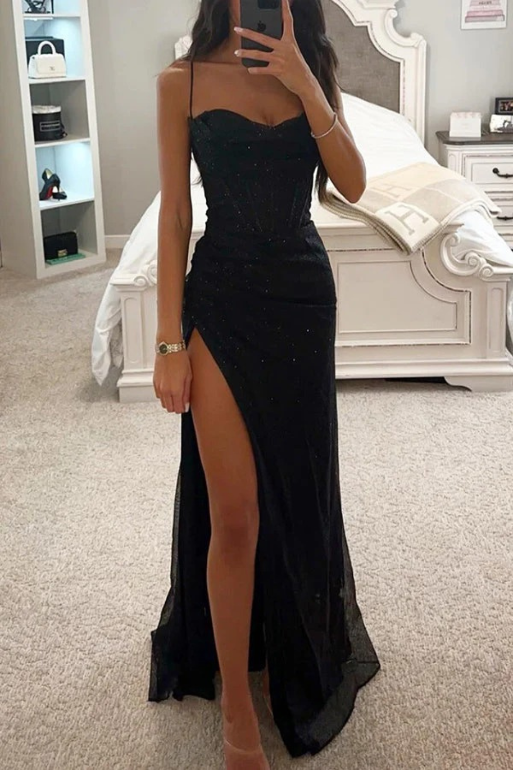 Damen schönes langes Abendkleid in elegantem Schnitt, ideal für festliche Anlässe und stilvolle Auftritte.

