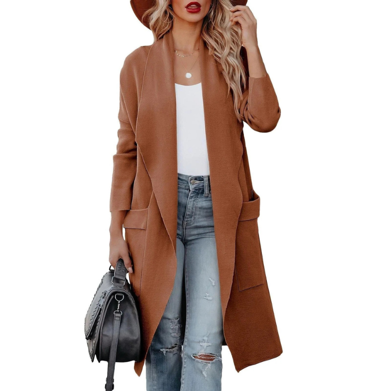 Damen trägt eine stilvolle Strickjacke, vielseitig und elegant für Büro und Freizeit