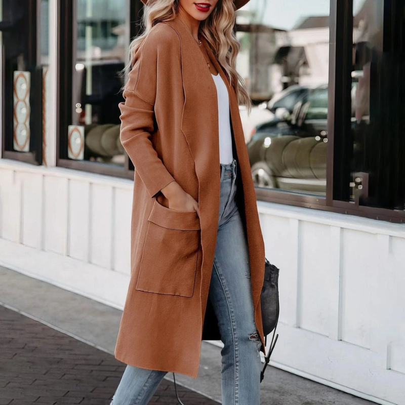 Damen trägt eine stilvolle Strickjacke, vielseitig und elegant für Büro und Freizeit