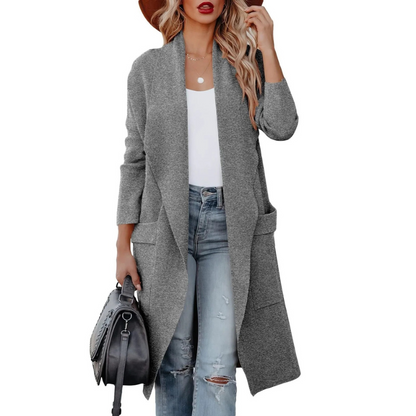 Damen trägt eine stilvolle Strickjacke, vielseitig und elegant für Büro und Freizeit