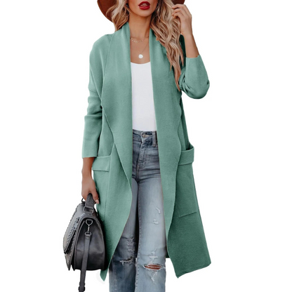Damen trägt eine stilvolle Strickjacke, vielseitig und elegant für Büro und Freizeit