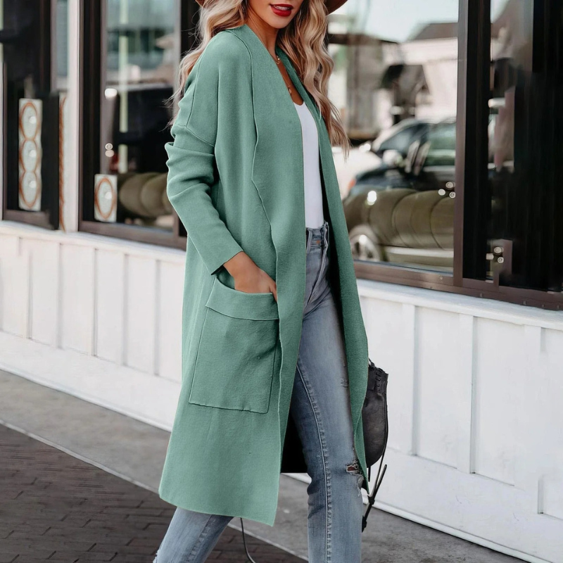 Damen trägt eine stilvolle Strickjacke, vielseitig und elegant für Büro und Freizeit