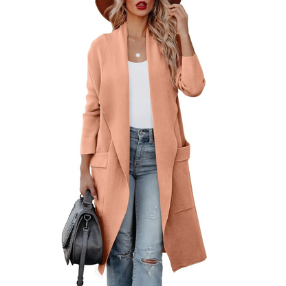 Damen trägt eine stilvolle Strickjacke, vielseitig und elegant für Büro und Freizeit