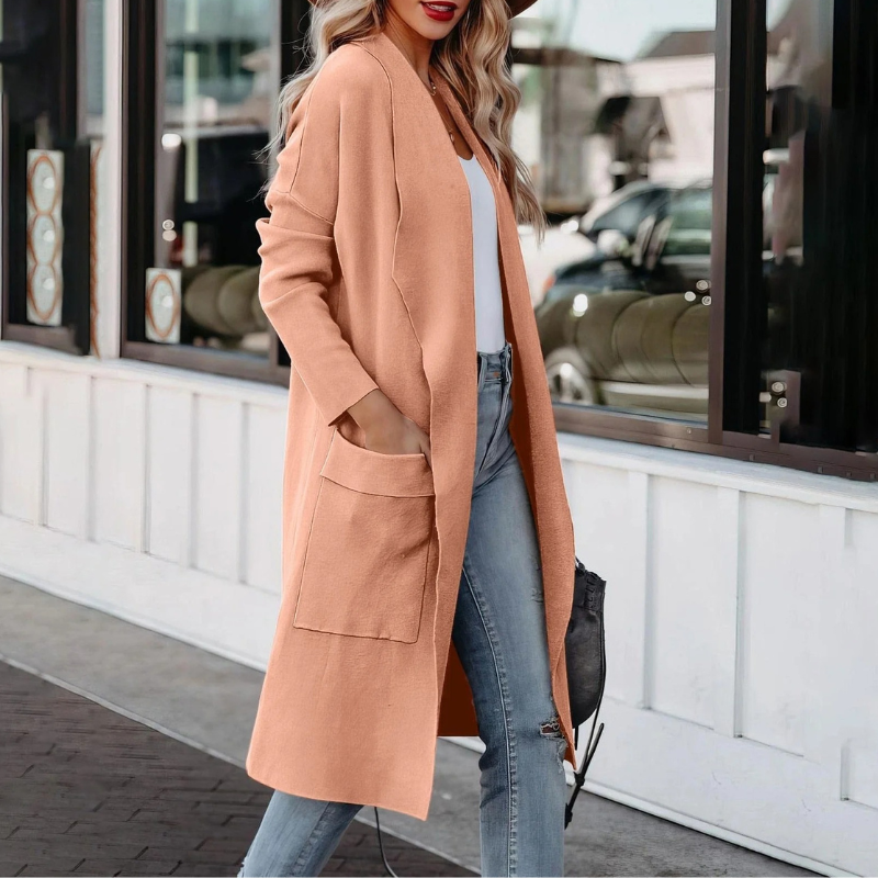 Damen trägt eine stilvolle Strickjacke, vielseitig und elegant für Büro und Freizeit