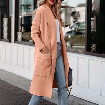 Damen trägt eine stilvolle Strickjacke, vielseitig und elegant für Büro und Freizeit