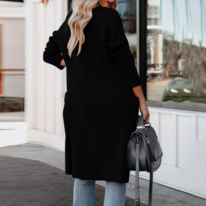 Damen trägt eine stilvolle Strickjacke, vielseitig und elegant für Büro und Freizeit
